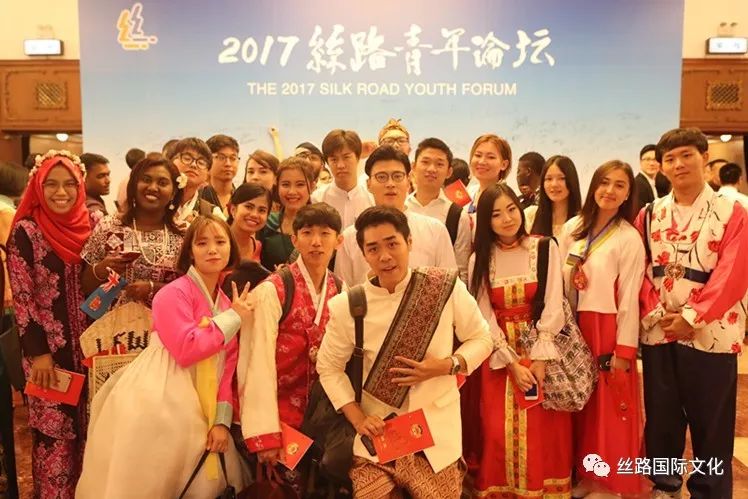 各国青年.jpg