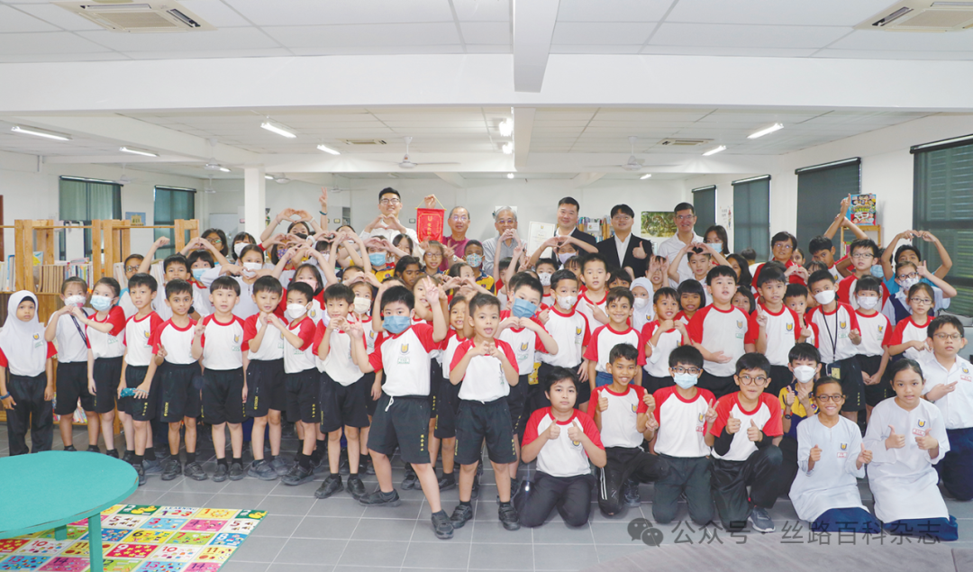 中建马来西亚公司赴赛城联合国民型华文小学开展“爱心助学”活动，捐赠100套桌椅.png