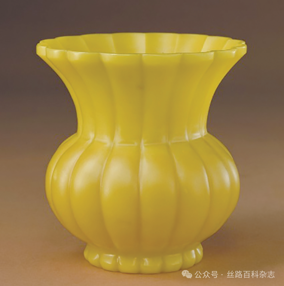 图五：黄色玻璃菊瓣式渣斗.png