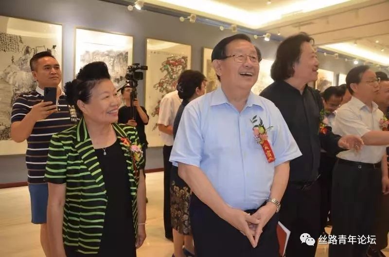 万钢等领导和嘉宾参观展览.jpg