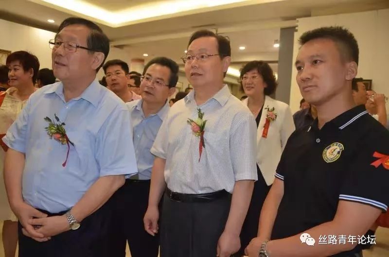 杨东平陪同全国政协副主席万钢等领导和嘉宾参观展览.jpg