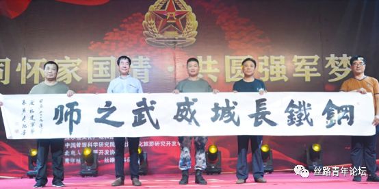 （书法家向部队赠送书法作品）.jpg