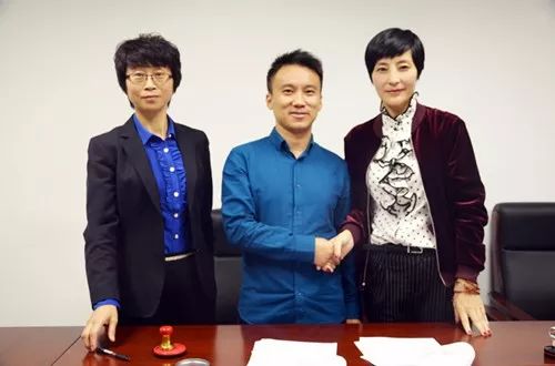 签署协议.jpg