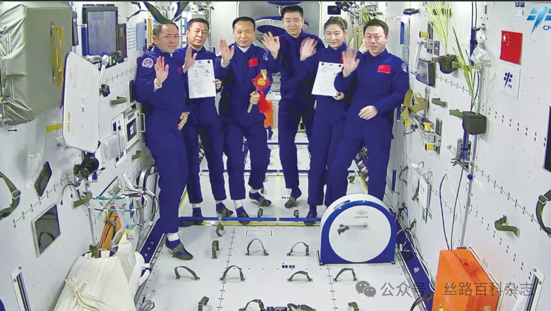 太空舱里的中国航天员.png